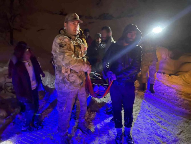 Kardan Kapanan Yolu Aşarak Hamile Kadını Hastaneye Yetiştirdiler