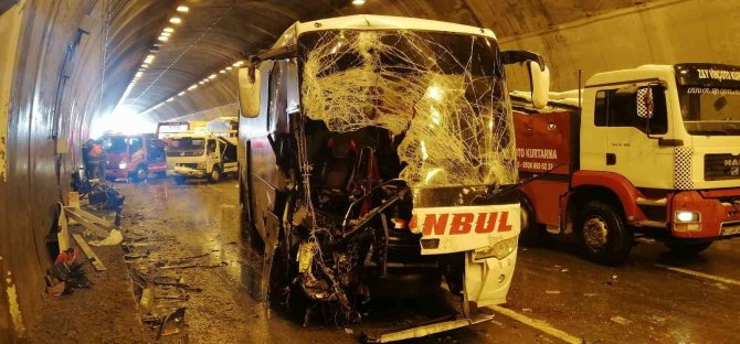 Zincirleme Kazada Bacakları Kopan Genç Hastanede Hayatını Kaybetti