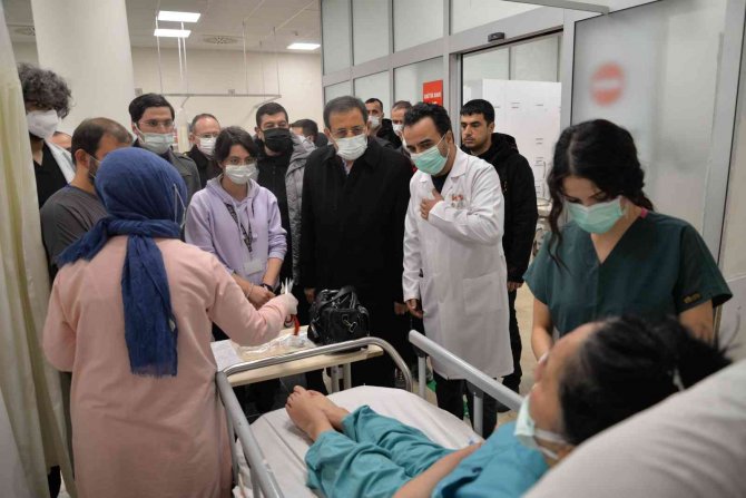 Zincirleme Kazada Bacakları Kopan Genç Hastanede Hayatını Kaybetti
