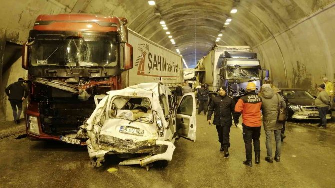 Zincirleme Kazada Bacakları Kopan Genç Hastanede Hayatını Kaybetti