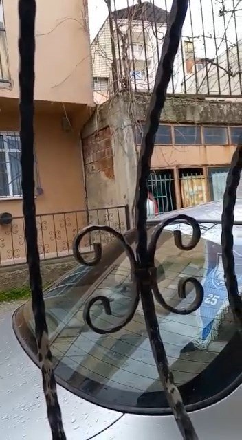 Bursa’da Hırsızlar Girdikleri Yerden Çıkamayınca Demir Korkulukları Kırmaya Çalıştı