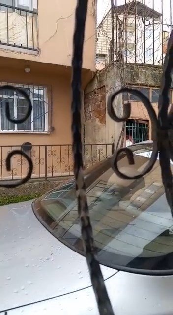 Bursa’da Hırsızlar Girdikleri Yerden Çıkamayınca Demir Korkulukları Kırmaya Çalıştı