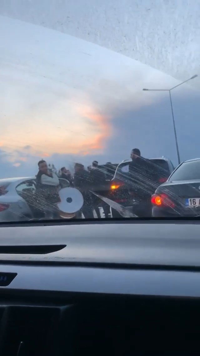 Bursa’da Düğün Konvoyu Yolu Kapattı, Sürücüler Tepki Gösterdi