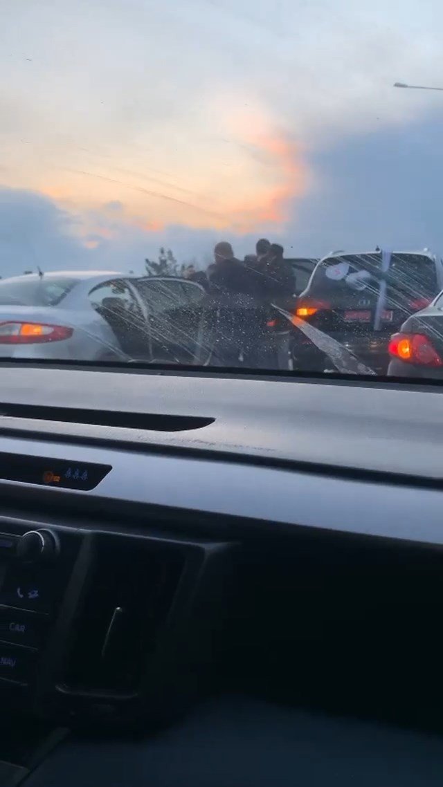 Bursa’da Düğün Konvoyu Yolu Kapattı, Sürücüler Tepki Gösterdi