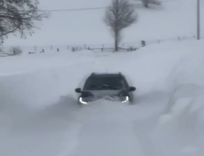 Yolda İlerlemek İsteyen Cip Kara Gömüldü