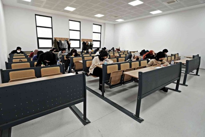 Gençler Tyt Provasında Ter Döktü