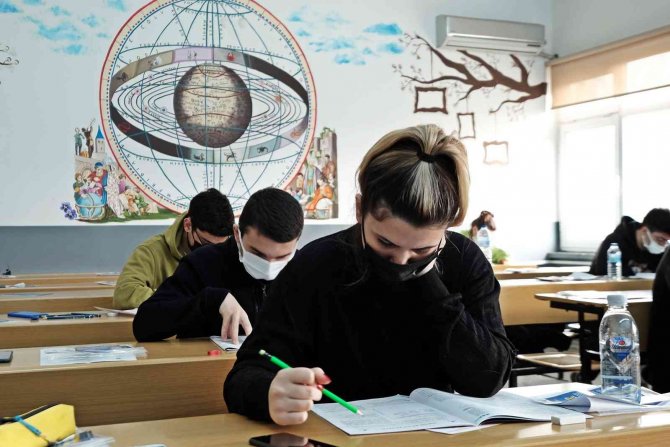 Gençler Tyt Provasında Ter Döktü