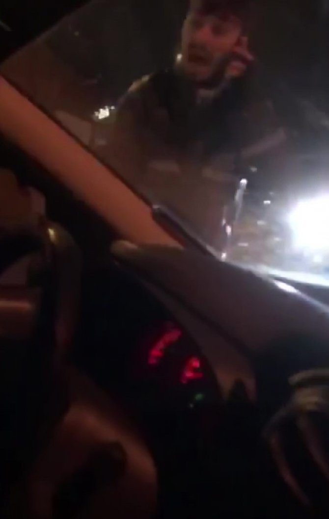 Motokurye Ve Ağabeyi Tartıştıkları Taksiciyi Yumruklayıp Demir Sopayla Aracını Parçaladı