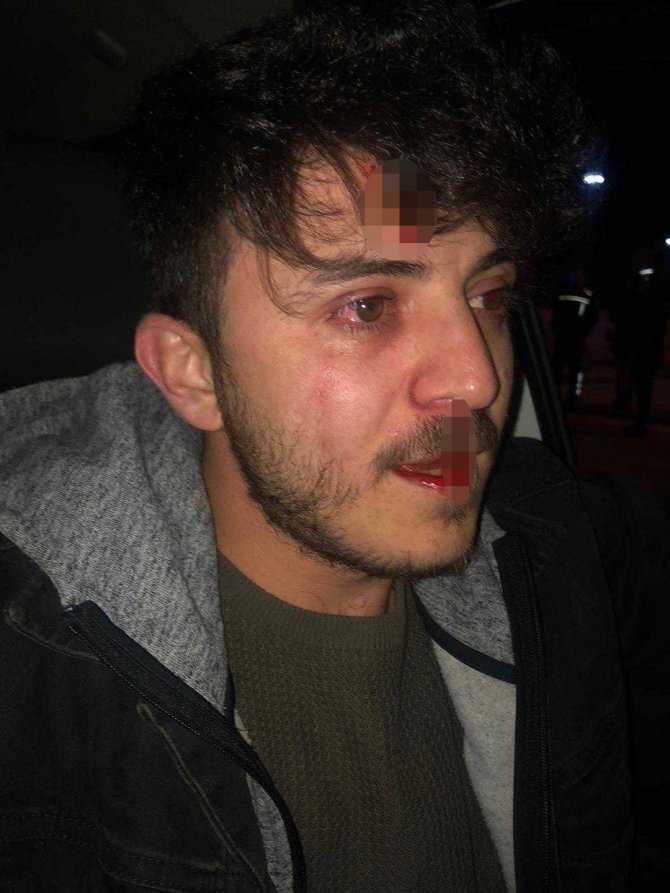 Motokurye Ve Ağabeyi Tartıştıkları Taksiciyi Yumruklayıp Demir Sopayla Aracını Parçaladı