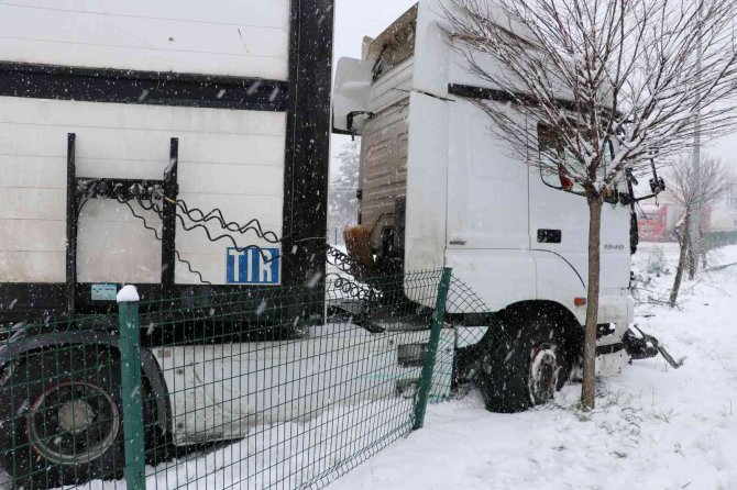 Amasya’da Karlı Yolda Tır Kontrolden Çıktı, Uzun Araç Kuyruğu Oluştu