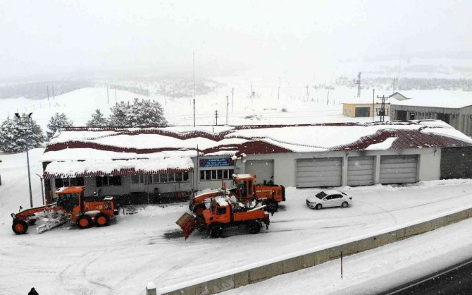 Erzincan’ın Yüksek Rakımlı Geçit Noktalarında Kar, Tipi Etkili Oldu