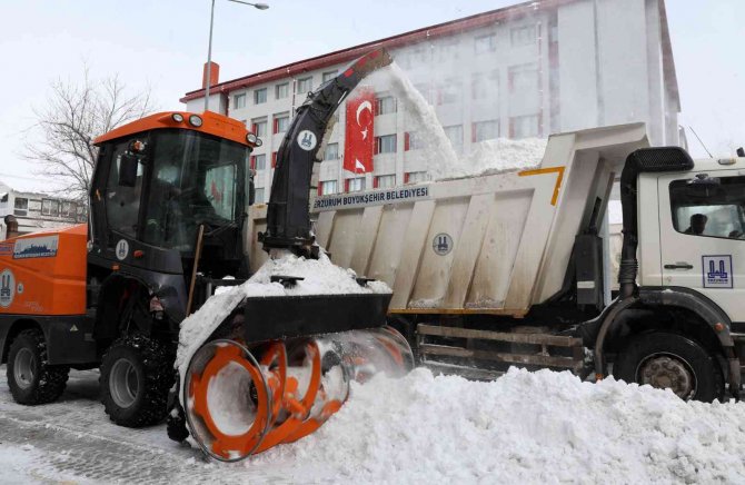 Büyükşehir’in Kar Timleri Kenti Baştan Aşağı Kardan Temizliyor