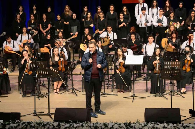 Gaziosmanpaşa Senfoni Orkestrası İlk Konserini "Daha Adil Bir Dünya" Sloganıyla Gerçekleştirdi