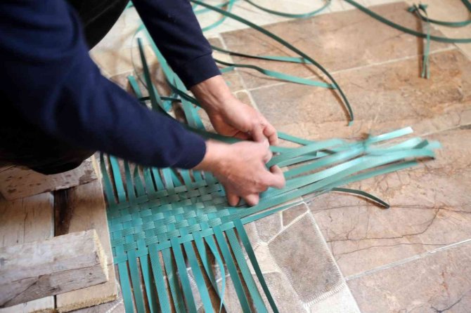 Plastik Bağları Çöpe Atmayıp Pazar Çantasına Dönüştürüyor