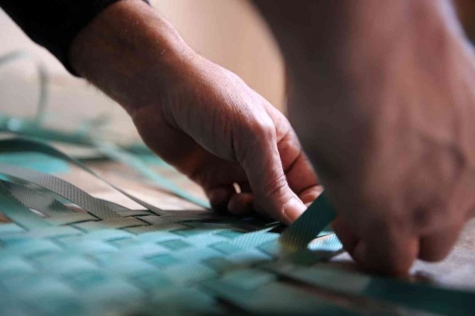 Plastik Bağları Çöpe Atmayıp Pazar Çantasına Dönüştürüyor