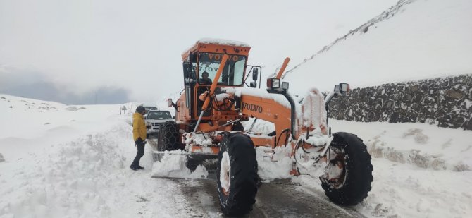 Derecik’te Dağcıların Olduğu Yola Çığ Düştü