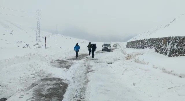 Derecik’te Dağcıların Olduğu Yola Çığ Düştü