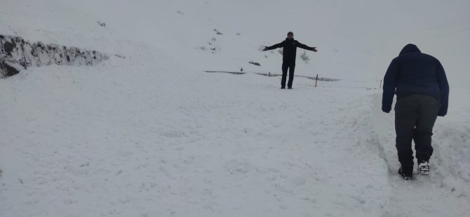 Derecik’te Dağcıların Olduğu Yola Çığ Düştü