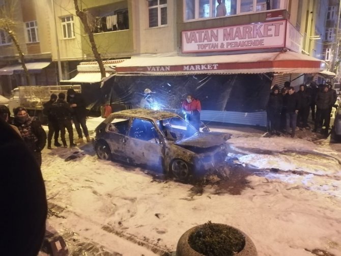 Sultangazi’de Bir Anda Alev Alan Otomobil Küle Döndü