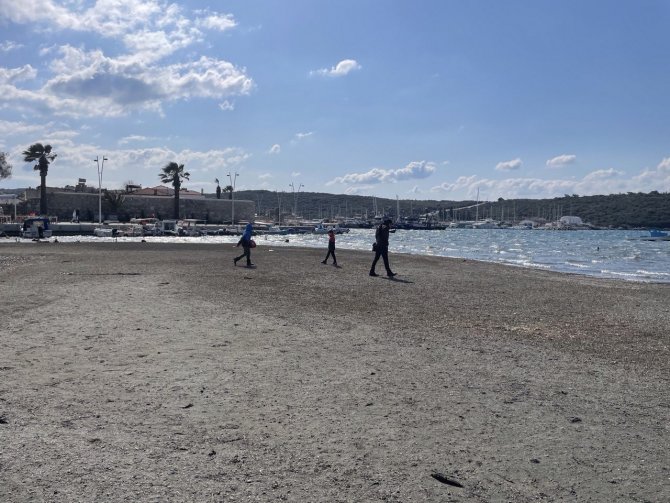 Seferihisar’da Deniz 30 Metre Çekildi