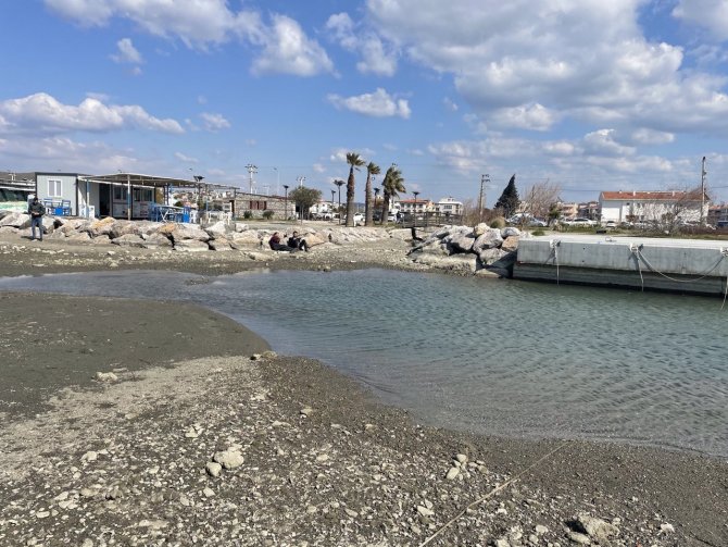 Seferihisar’da Deniz 30 Metre Çekildi