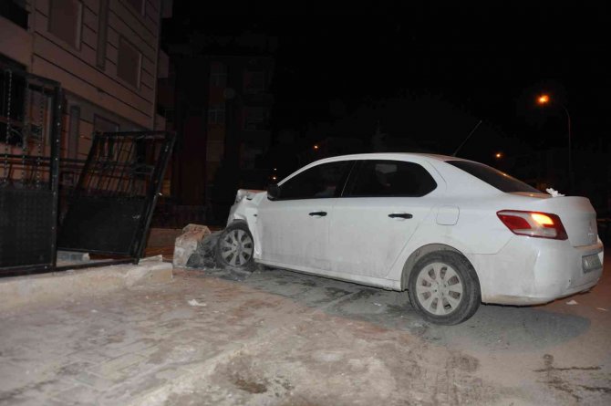 Karaman’da Polisten Kaçan Sürücü Bahçe Duvarına Çarptı
