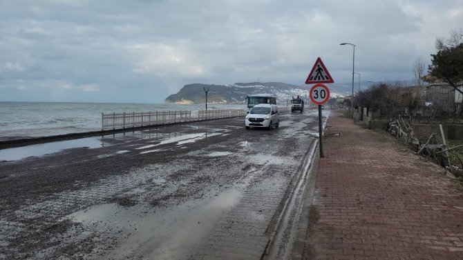 Karadeniz’de Oluşan Dev Dalgalar Sahil Bölgesini Yıkıp Geçti