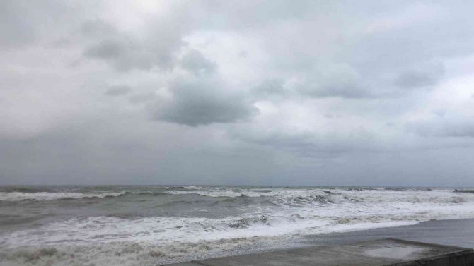 Karadeniz’de Oluşan Dev Dalgalar Sahil Bölgesini Yıkıp Geçti