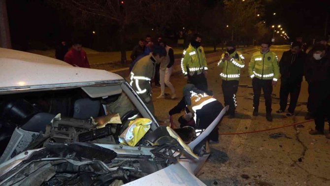 Hurdaya Dönen Otomobilde Ağır Yaralanan Sürücü Hayata Tutunamadı