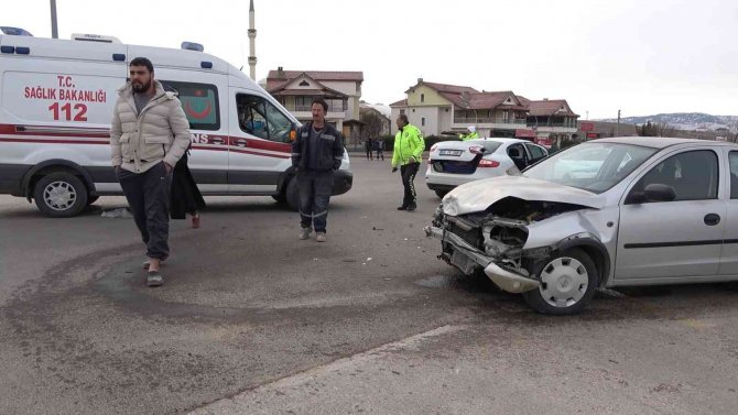 Kırıkkale’de İki Otomobil Çarpıştı: 3 Yaralı