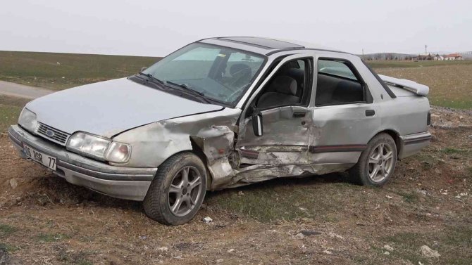 Kırıkkale’de İki Otomobil Çarpıştı: 3 Yaralı