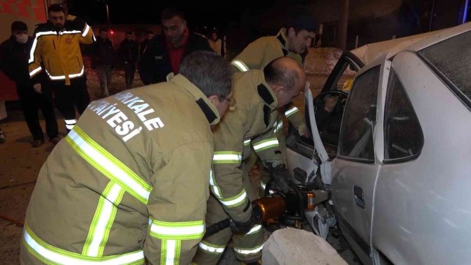 Hurdaya Dönen Otomobilde Sürücü Sıkıştı, Ekipler Zamanla Yarıştı
