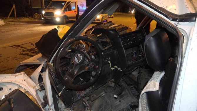 Hurdaya Dönen Otomobilde Sürücü Sıkıştı, Ekipler Zamanla Yarıştı
