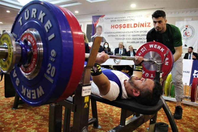 Engelleri Aşıp Madalyalarını Aldılar