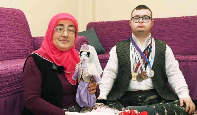 Oğlu İçin Verdiği Mücadele İle Yılın Annesi Seçildi