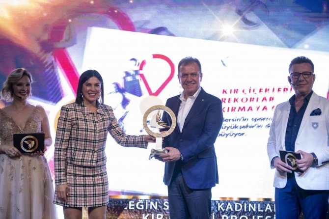 Seçer’e ’Yılın Kadın İstihdamı Sağlayan Belediye Başkanı’ Ödülü