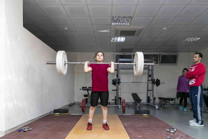 Mersin’de Kız Öğrenciler Halter Branşında İlerliyor