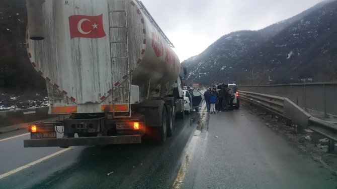 D-650’de Tır Otomobile Çarptı: 1’i Çocuk 2 Yaralı