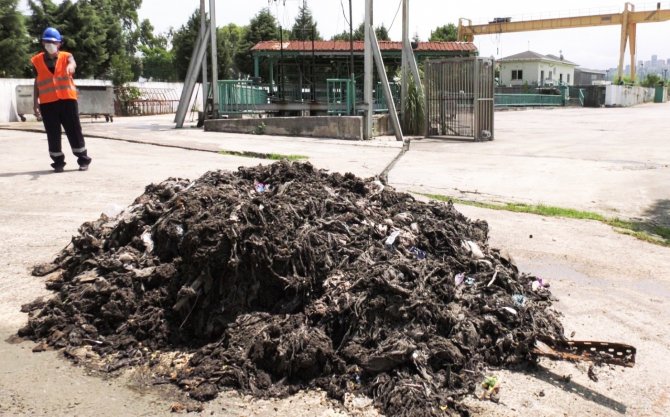 Kanalizasyondan Çamaşır, Şişe, Teneke Çıktı