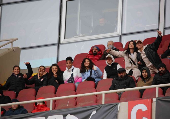‘Yiğido Kızlar’dan Sivasspor’a Destek