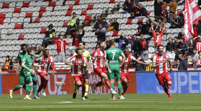 Spor Toto Süper Lig: Antalyaspor: 1 - Giresunspor: 0 (İ̇lk Yarı)