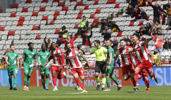 Spor Toto Süper Lig: Antalyaspor: 1 - Giresunspor: 0 (İ̇lk Yarı)