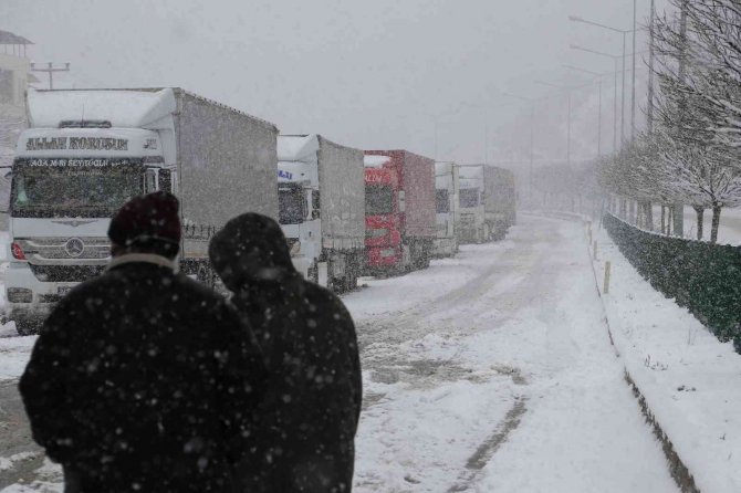 Amasya’da Karlı Yolda Tır Kontrolden Çıktı, Uzun Araç Kuyruğu Oluştu