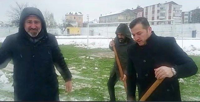 Ordu’da Sahaya İnen Taraftarlar Kar Temizliği Yaptı