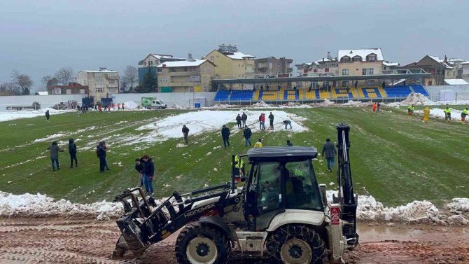 Ordu’da Sahaya İnen Taraftarlar Kar Temizliği Yaptı