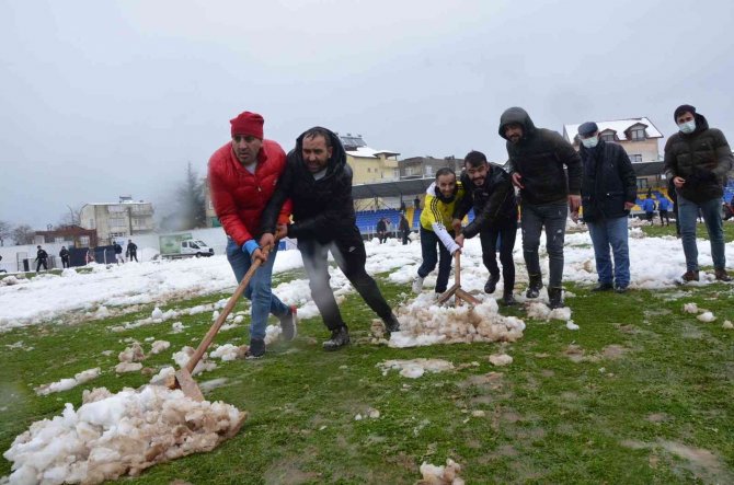 Ordu’da Sahaya İnen Taraftarlar Kar Temizliği Yaptı