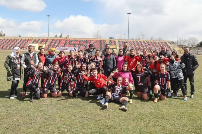 Uşak Kadın Futbol Takımı İlk Maçından Galibiyetle Ayrıldı
