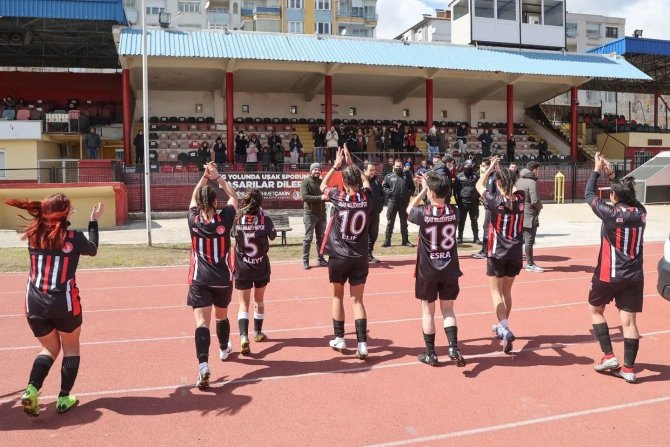 Uşak Kadın Futbol Takımı İlk Maçından Galibiyetle Ayrıldı