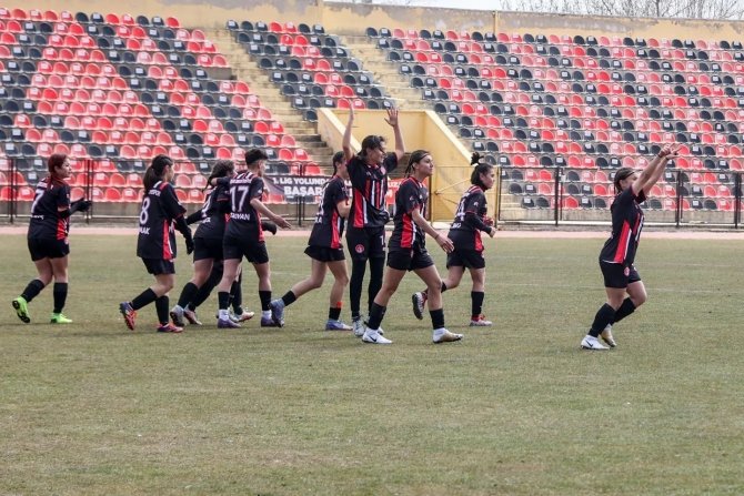 Uşak Kadın Futbol Takımı İlk Maçından Galibiyetle Ayrıldı