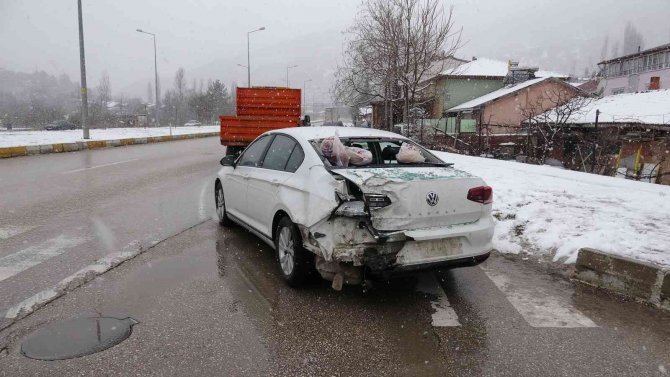 Kırımızı Işıkla Bekleyen Otomobile Tır Çarptı: 1 Yaralı